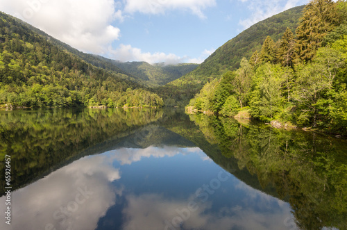 Miroir sur lac d'Alfeld en montagne