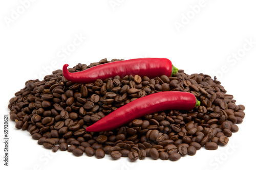 Rote Chilis und Kaffeebohnen