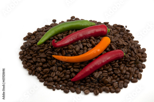 Bunte Chilis auf Kaffeebohnen