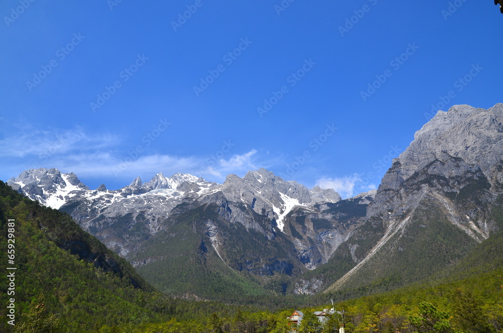 Fototapeta premium The Peak of Jade Dragon Snow Mountain in Lijiang, China