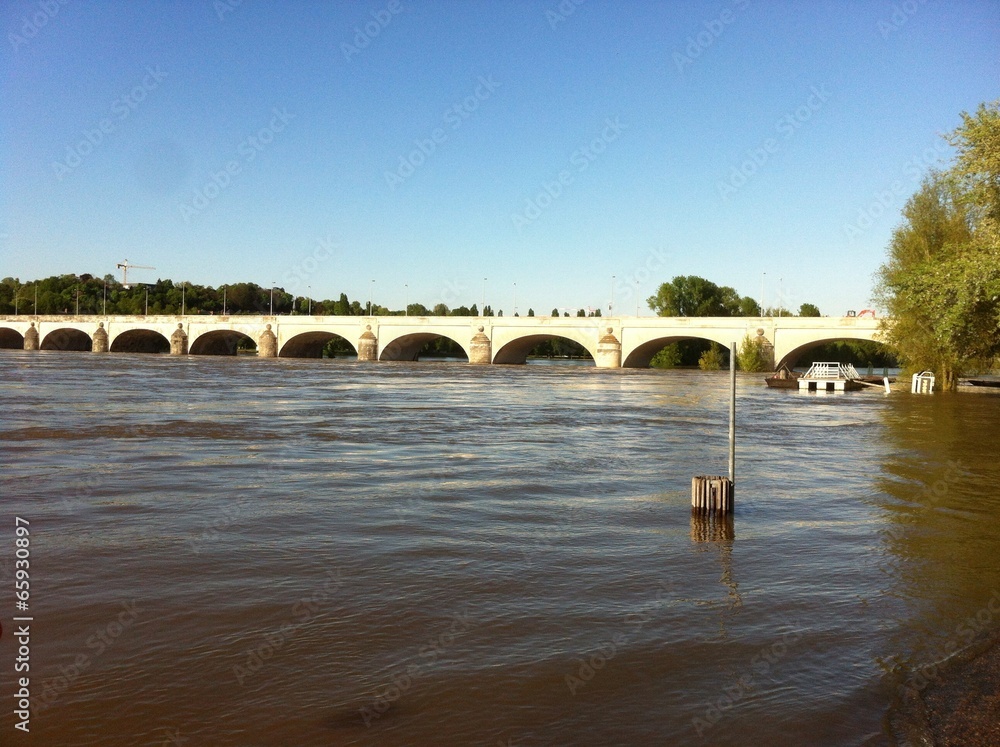 мост через реку Луара. Тур. Франция.