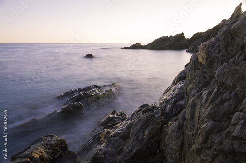 rocas y mar al atardecer
