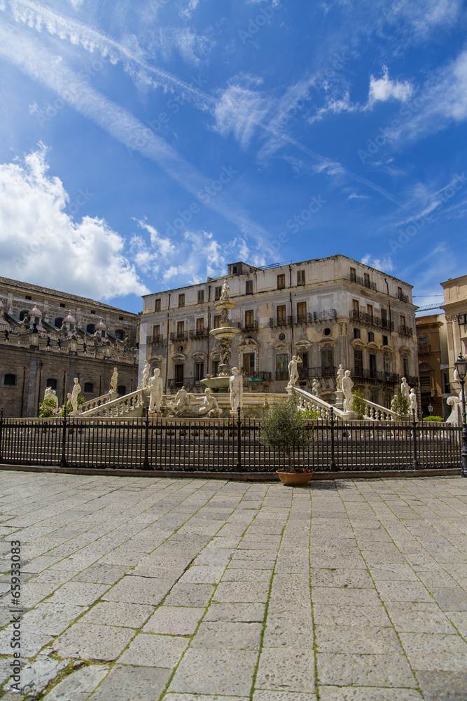 Fototapeta premium Pretoria fountain in Palermo, Italy
