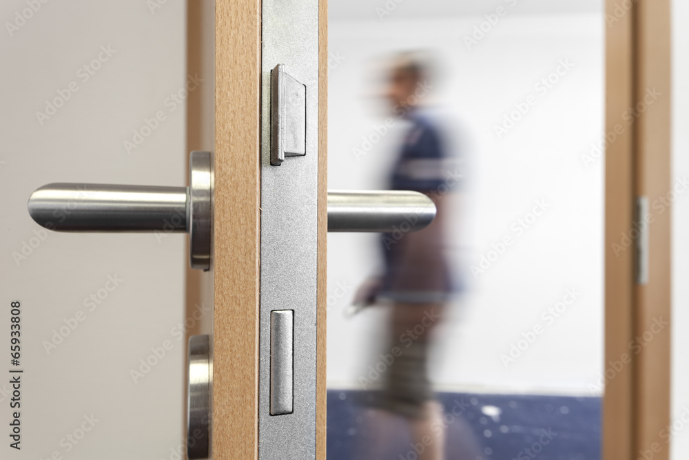 offene Bürotür laufender Mann offene Bürotür laufender Mann