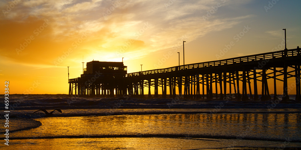 Fototapeta premium Newport Beach California Pier at Sunset in the Golden Silhouette