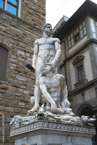 Статуя из белого мрамора Геракла во Флоренции