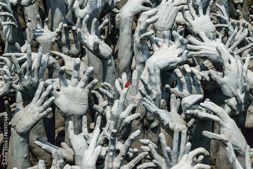 Foto Hands statue from hell in Wat Rong Khun