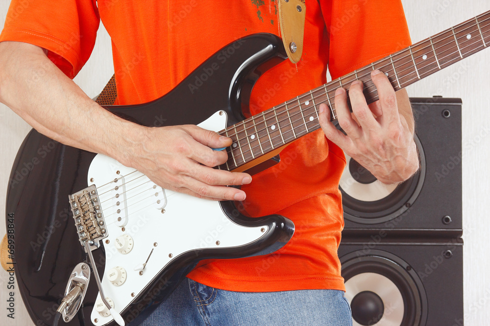 Obraz premium Hands of musician playing the guitar closeup