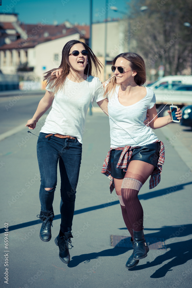 Obraz premium two beautiful young women