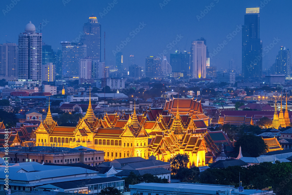 Obraz premium Wielki Pałac o zmierzchu w Bangkoku w Tajlandii