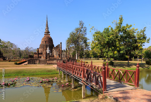 Wat Sa Si and wooden bridge, Shukhothai Historical Park, Thailan