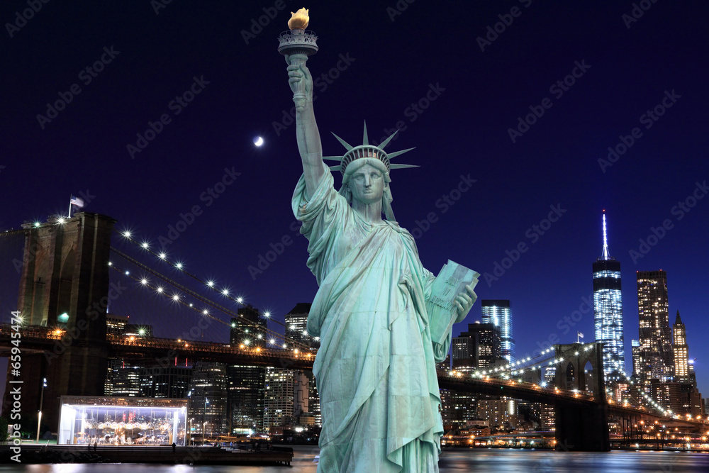 Obraz premium Most Brookliński i Statua Wolności w nocy