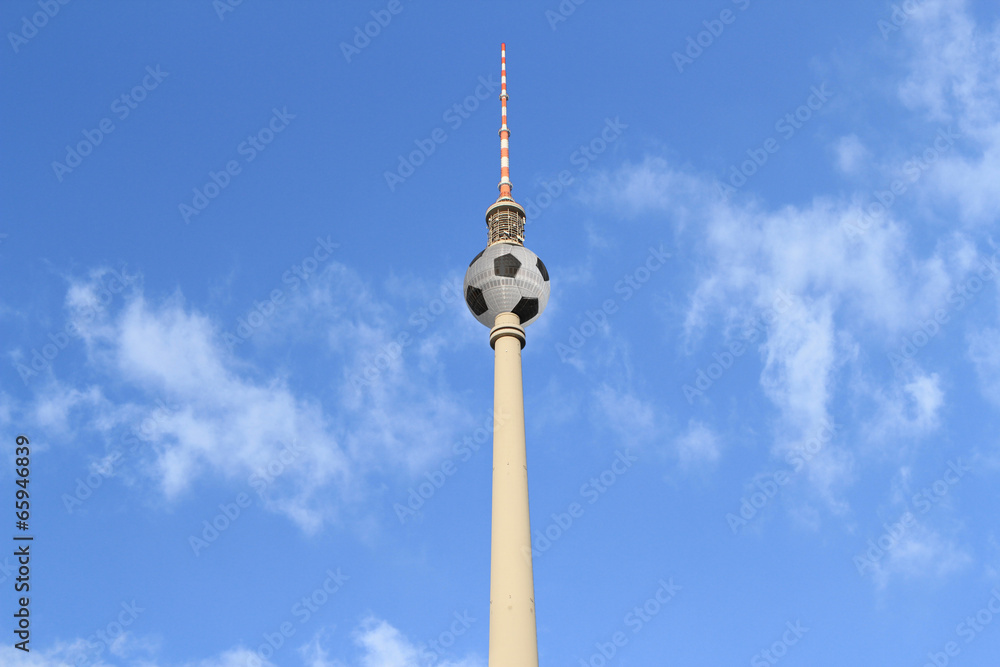 Berlin- Fernsehturm mit_Fussballverkleidung