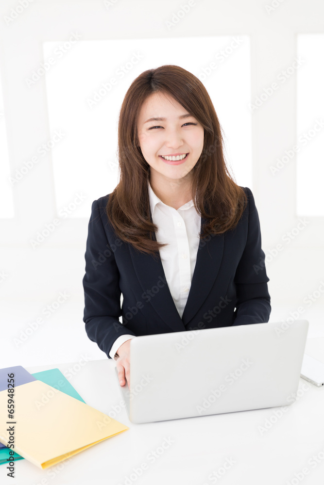 コンピューターを見る女性 ビジネス コンピューターを見る女性 ビジネス