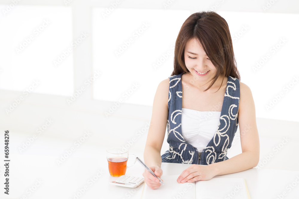 家計簿を書く女性 家計簿を書く女性