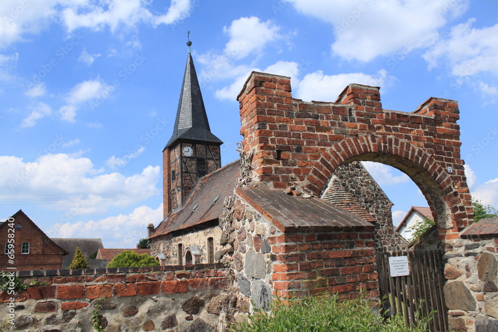 Tor zu Kirche und Friedhof in Bindfelde bei Stendal Tor zu Kirche und Friedhof in Bindfelde bei Stendal