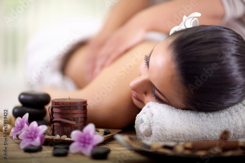 Foto Beautiful woman having a wellness back massage