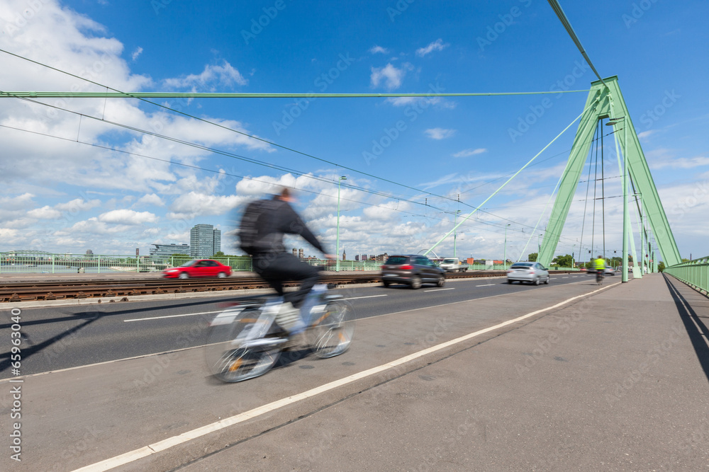 Obraz premium Blurred Traffic on the Bridge