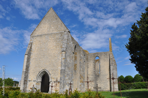 Vestiges de l'église Saint-Lubin à Yèvre-le-Châtel