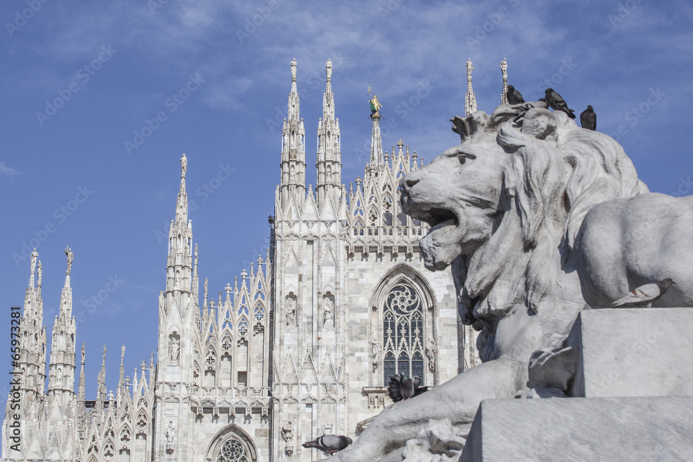 Duomo di Milano con monumento