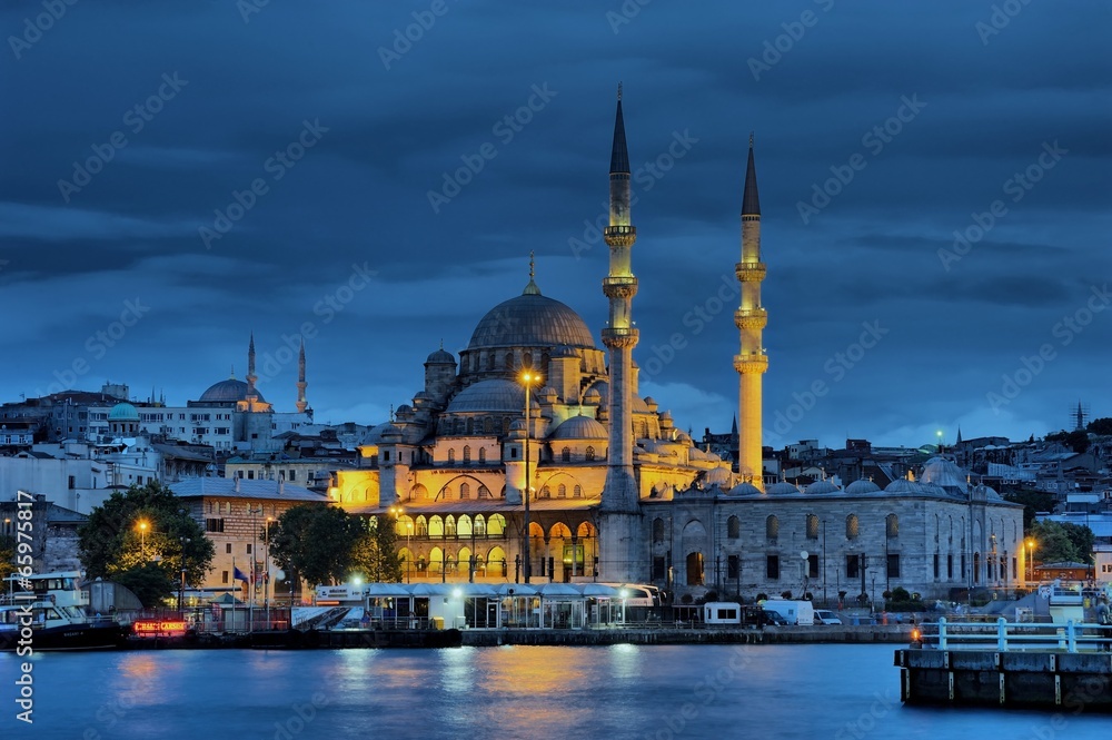 Naklejka premium Yeni Camii- New Mosque in blue evening