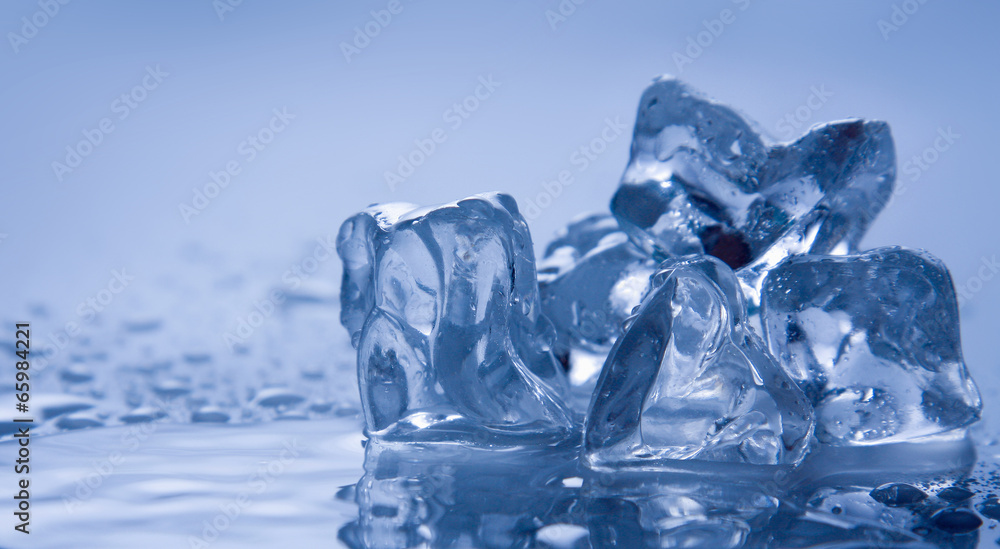 Obraz premium Melting ice on white