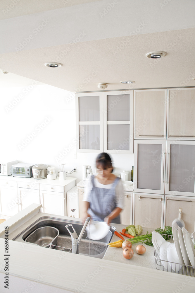 キッチンで家事をする女性 キッチンで家事をする女性