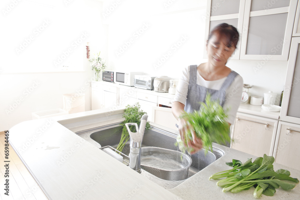 キッチンで家事をする女性