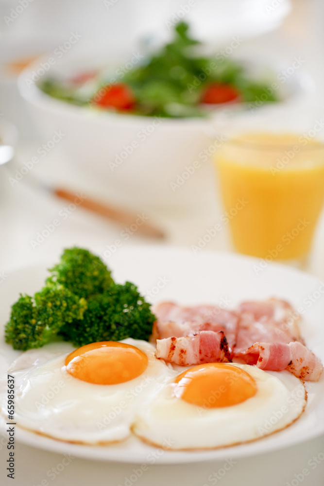 朝食のベーコンエッグ