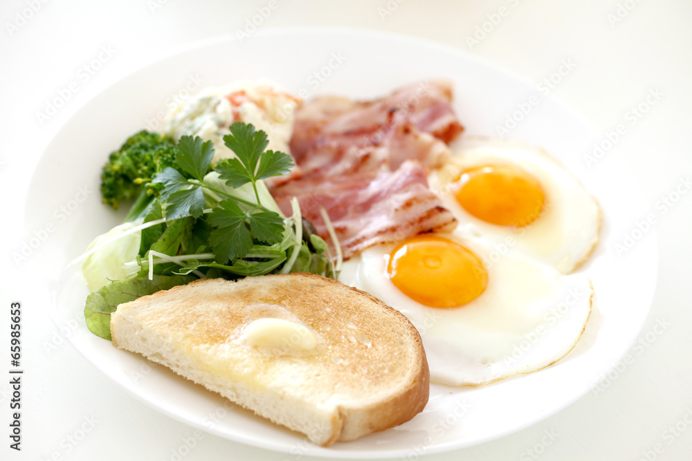 朝食のベーコンエッグ 朝食のベーコンエッグ