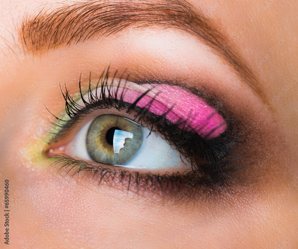 Obraz premium Closeup of womanish eye with glamorous makeup