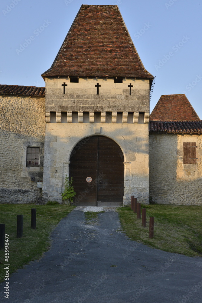 Porte principale du château de Lusignac
