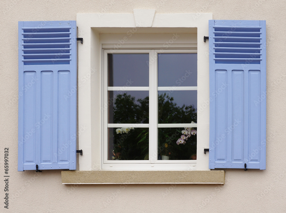 Modernisiertes Fenster mit Klappladen Modernisiertes Fenster mit Klappladen