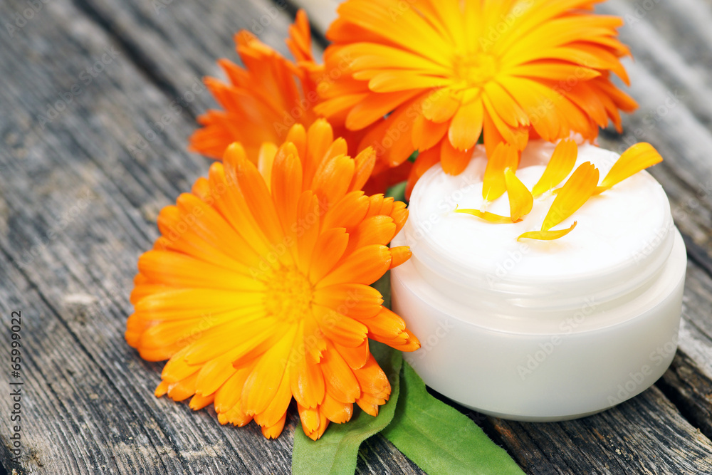Ringelblumensalbe mit Ringelblumen Ringelblumensalbe mit Ringelblumen