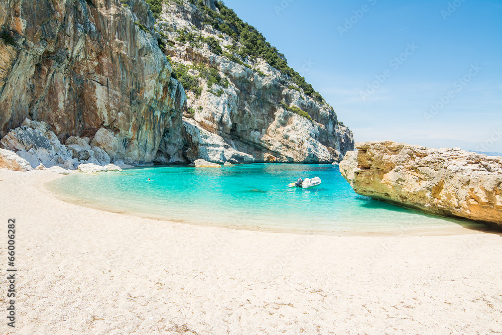 Obraz premium boat in Cala Mariolu