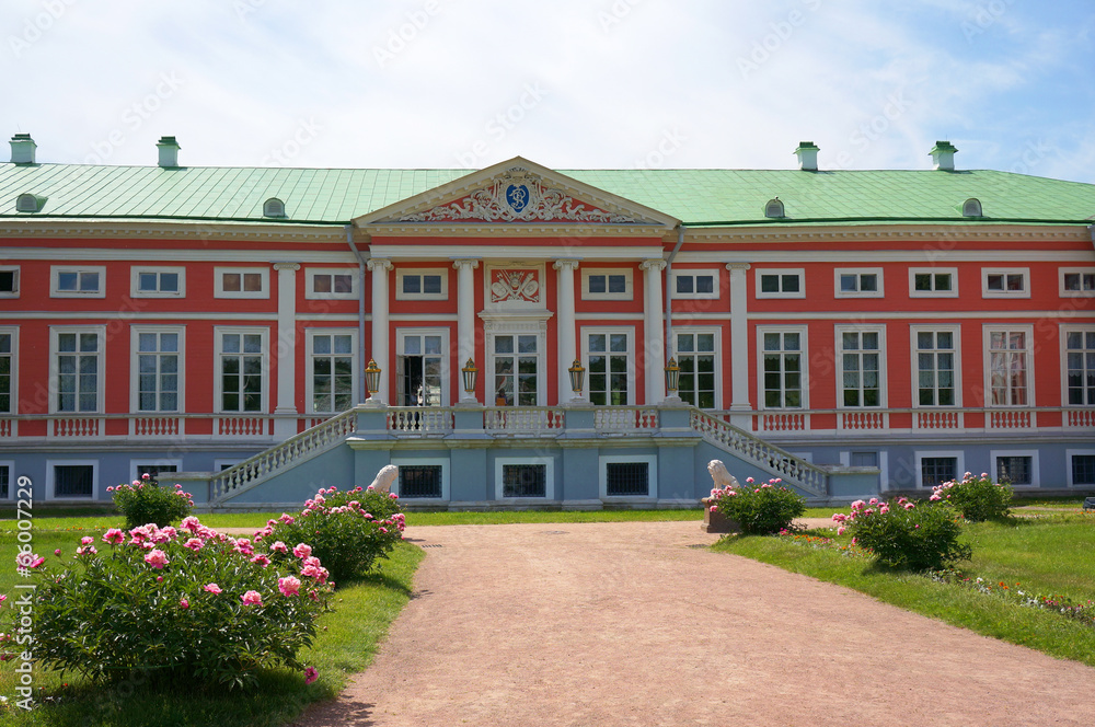 Fototapeta premium Pink Palace in the summer (Kuskovo Estate near Moscow)