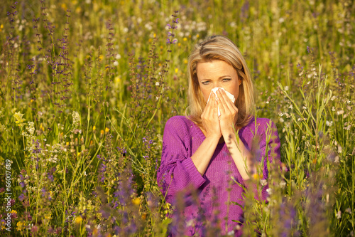 Frau in der Wiese mit Pollenallergie