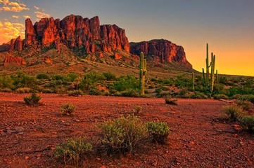 Fototapete Arizona Wüstensonnenuntergang mit Bergen bei Phoenix  © Jenifoto