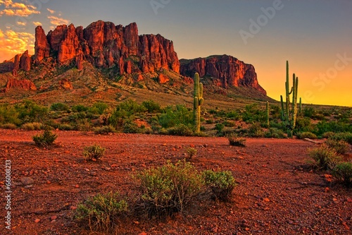 Tableau sur toile Coucher du soleil du désert avec la montagne près de Phoenix, Arizona, USA