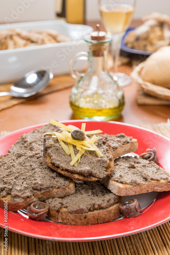 Crostini toscani di fegatini su un piatto di ceramica photo