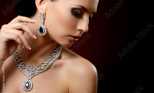 Fényképezés The beautiful woman in expensive pendant