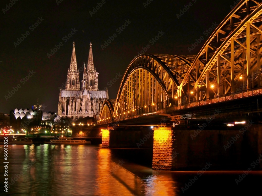 Fototapeta premium ケルンの夜景