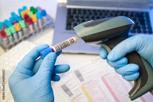 Fotografie hands scanning barcodes for tracking of blood sample