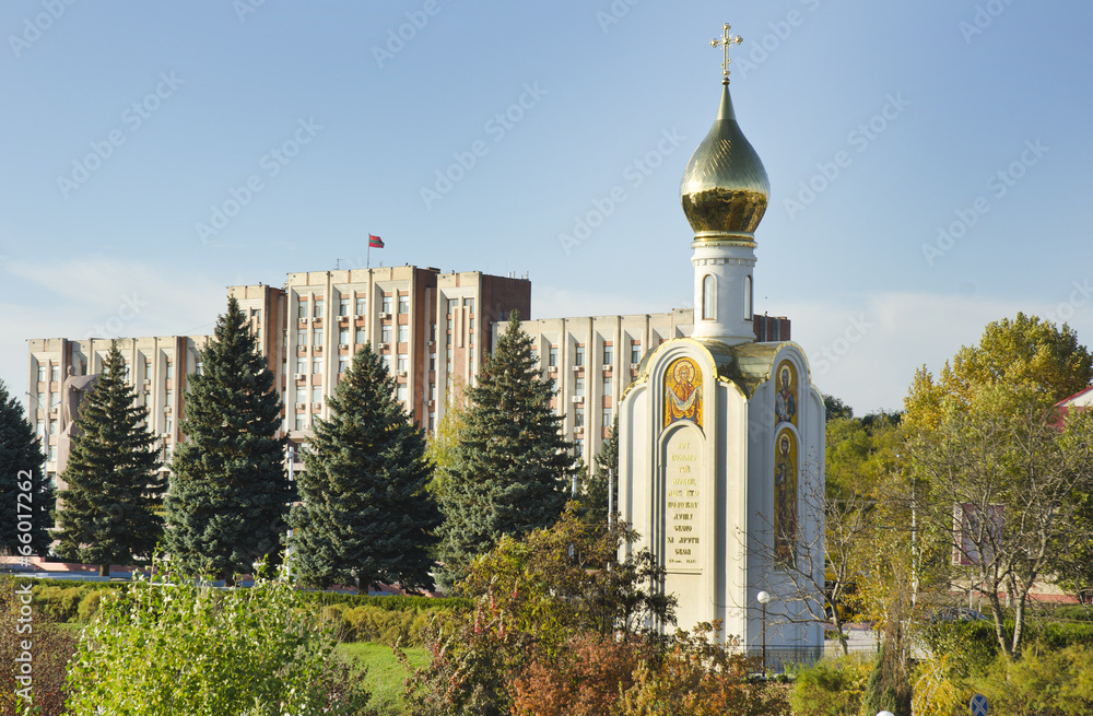Obraz na płótnie TIRASPOL, TRANSNISTRIA - OCTOBER 20: church and parliament building on October 20, 2013 in Tiraspol, Transistria. Transnistria is a self governing territory not recognised by the United Nations. w salonie