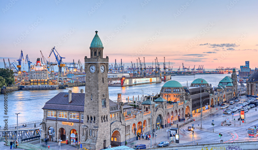 Fototapeta premium Hamburg Landungsbrücken