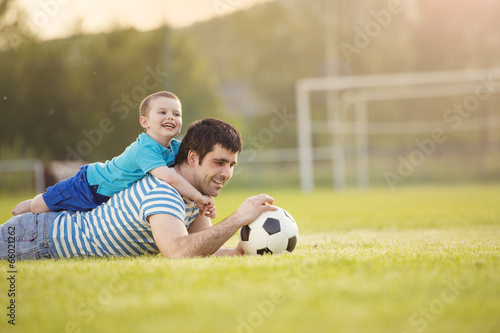 Father and son playing football © Halfpoint
