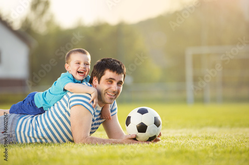 Father and son playing football © Halfpoint