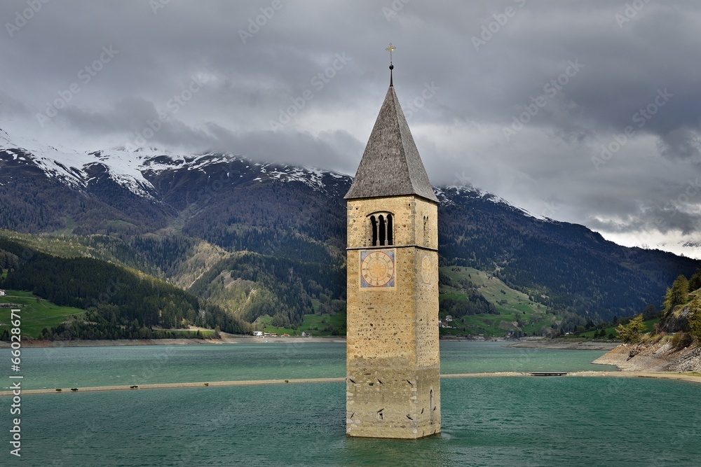 Versunkene Kirche von Graun im Reschensee