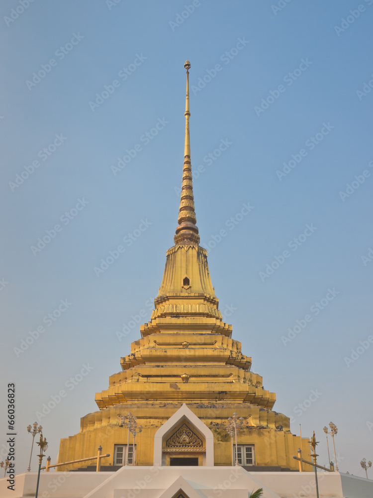 Fototapeta premium Thai Buddhist golden pagoda in Bangkok, Thailand
