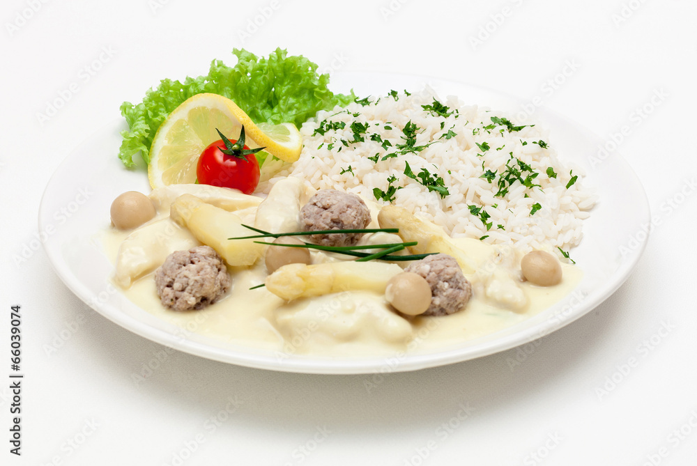 Hühnerfikasse mit Spargel und Klößchen Hühnerfikasse mit Spargel und Klößchen